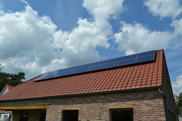 5 zonnepanelen rec  Twin Peak serie, garage hellend dak   kasterlee