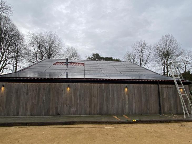 zonnepanelen qcells op steeldeck   taverne kasterlee